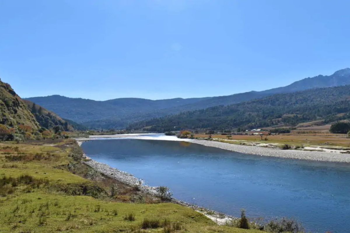 Surreal turquoise waters of Yargyap Chu River with grazing semi-wild horses in Mechuka | Siyom River Sightseeing