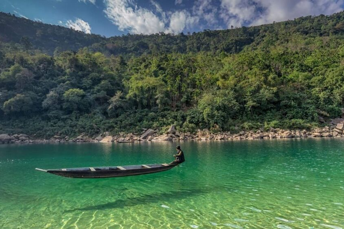 Crystal clear water boating on the Umngot River in Dawki, a unique thing to do in Meghalya.