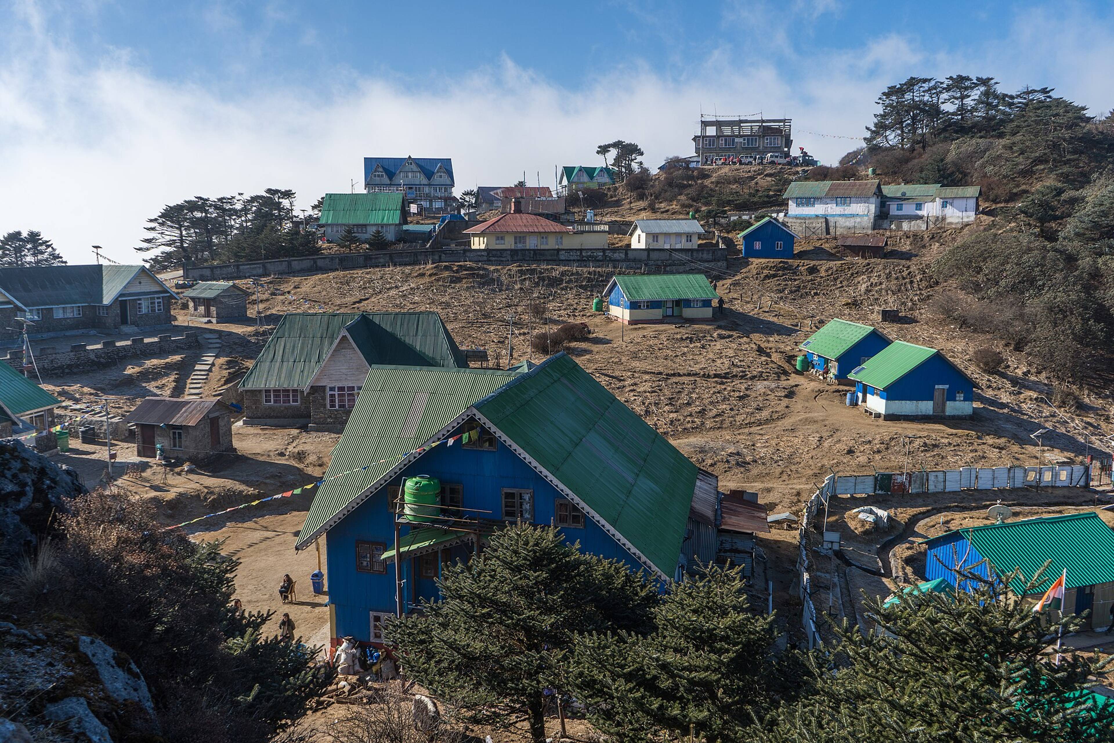 Trekkers' lodges at Sandakphu. Photo: Alexkom000 / Wikimedia Commons (CC BY 4.0)