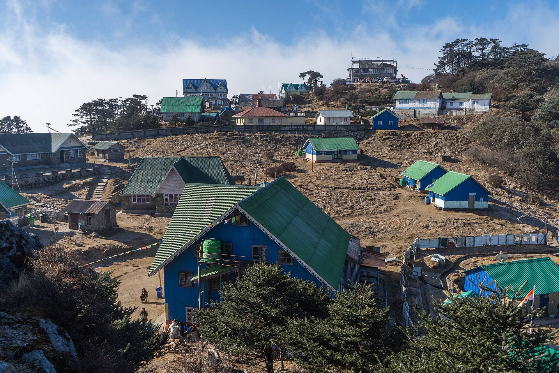 Trekkers' lodges at Sandakphu. Photo: Alexkom000 / Wikimedia Commons (CC BY 4.0)