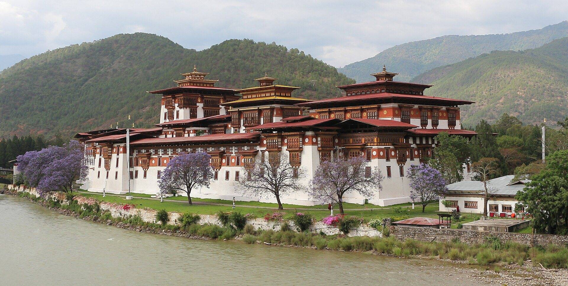 Punakha Dzong, one of the highlights on the way west. Photo: Bernard Gagnon / Wikimedia Commons (CC BY-SA 4.0)