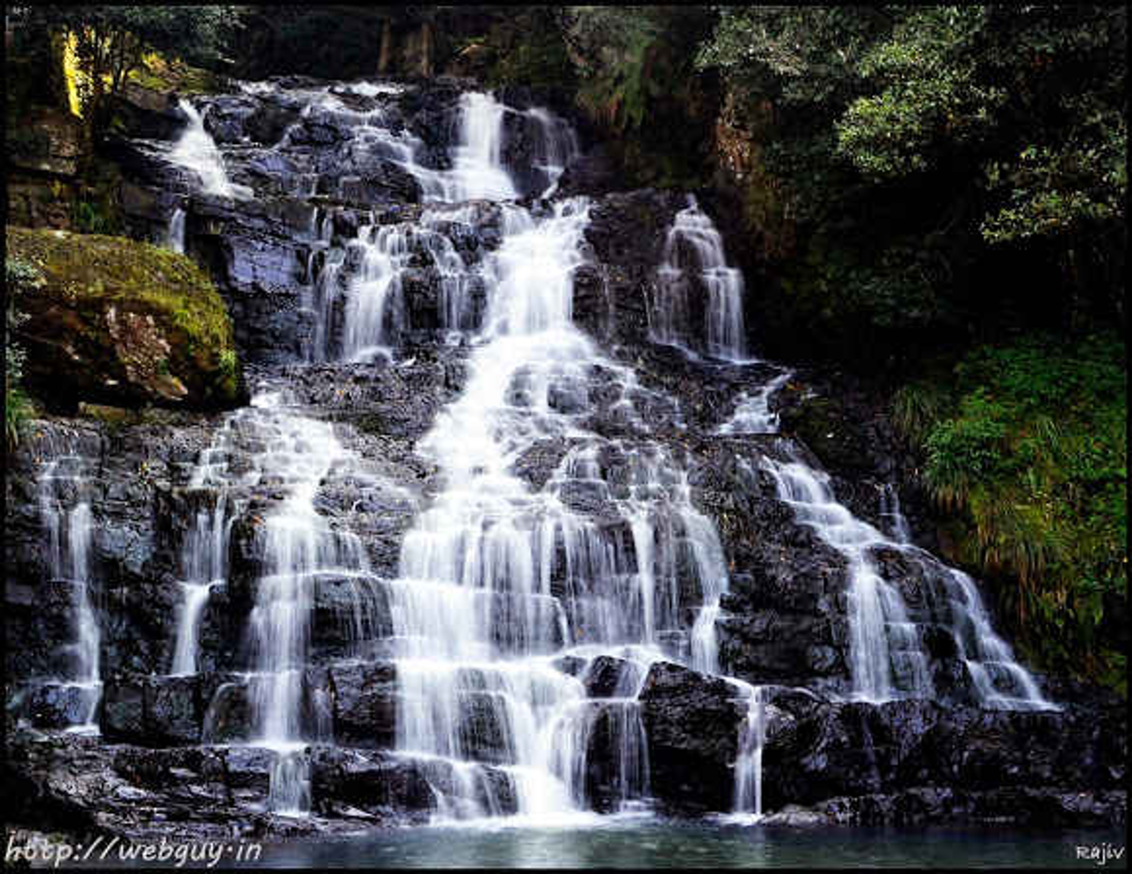 Infographic guide to choosing between Shillong and Cherrapunji stay.]