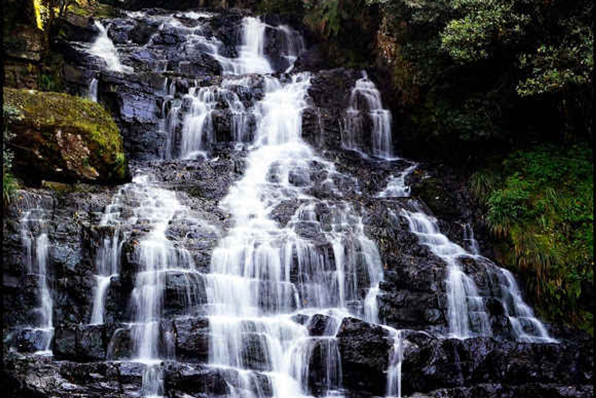 Infographic guide to choosing between Shillong and Cherrapunji stay.]