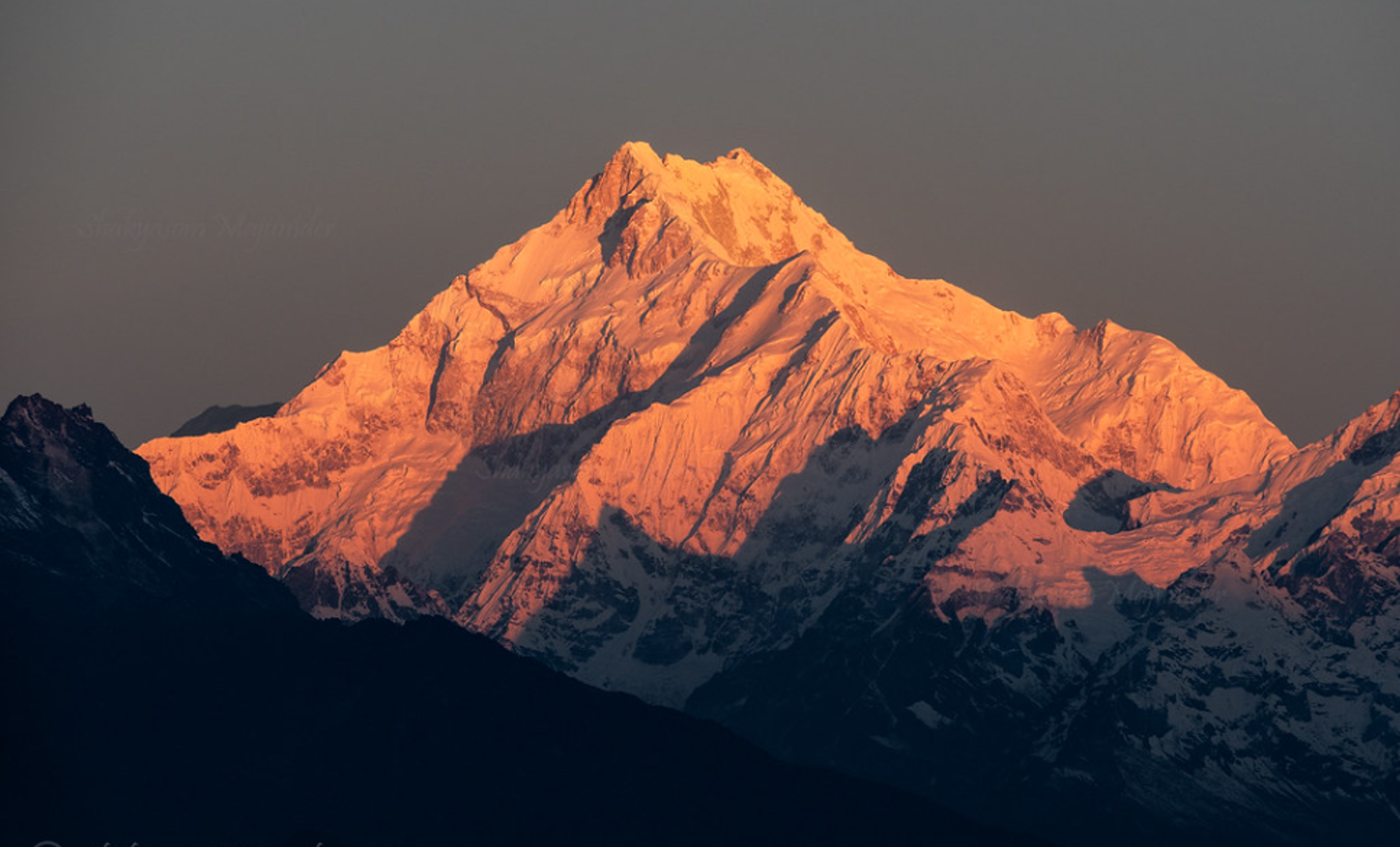 Panoramic crystal clear view of Mount Kanchenjunga at sunrise from Pelling during the best season to visit Sikkim.