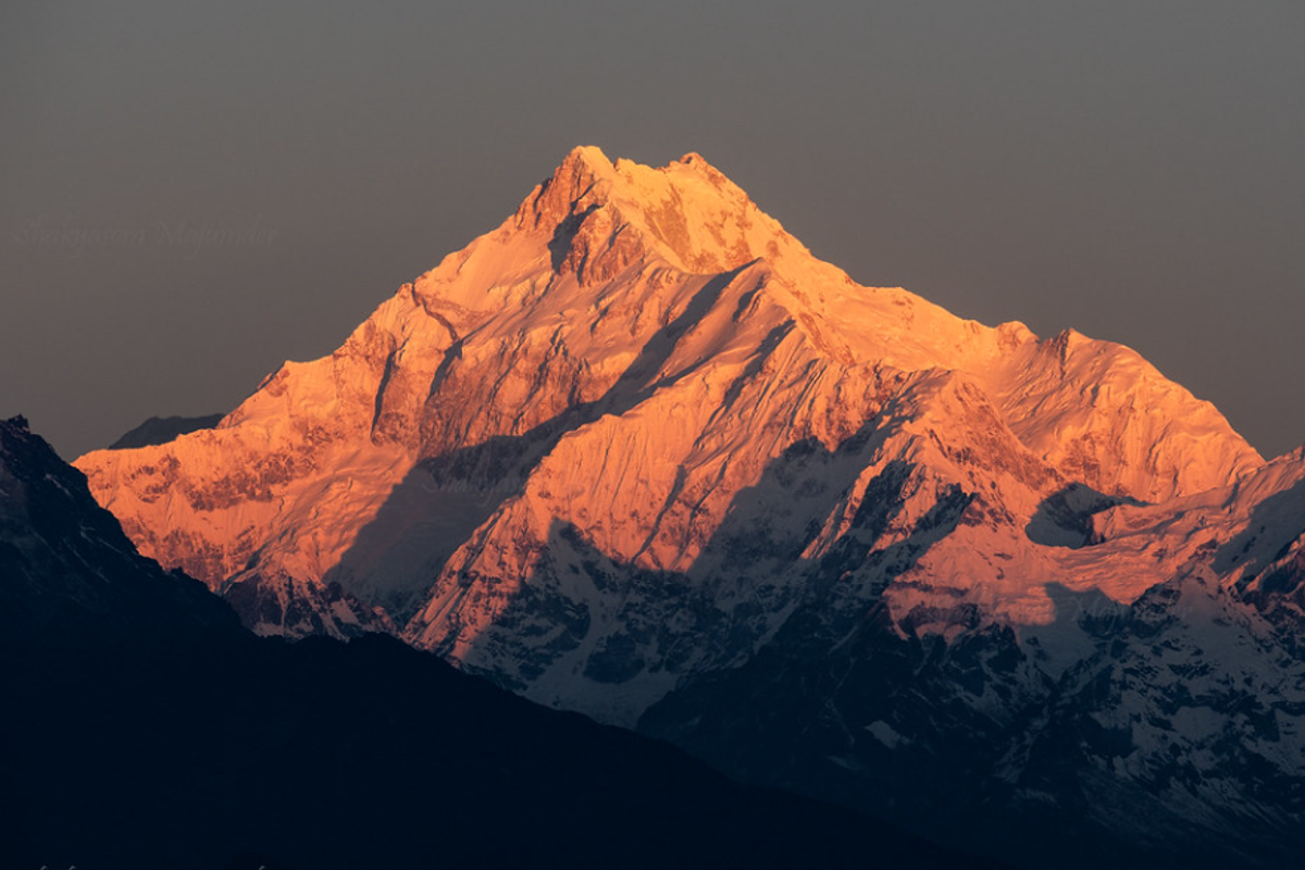 Panoramic crystal clear view of Mount Kanchenjunga at sunrise from Pelling during the best season to visit Sikkim.