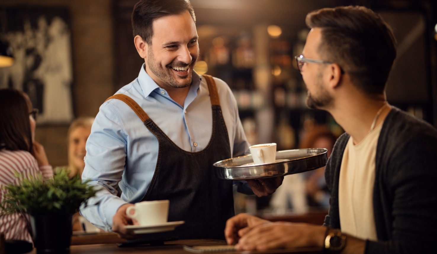 un employé de café qui apprecie la qualité de vie au travail