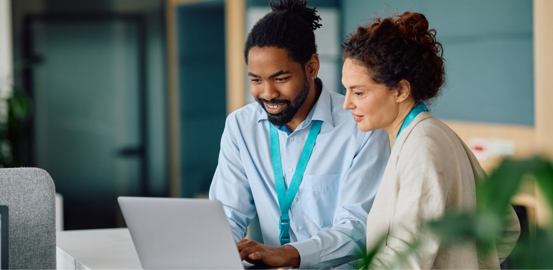2 colleagues collaborating on a laptop