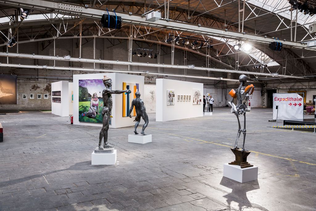 Barrierefreiheit im Kopf 2015: Ausstellungsansicht in der Anker-Expedithalle mit Skulpturen und Gemälden