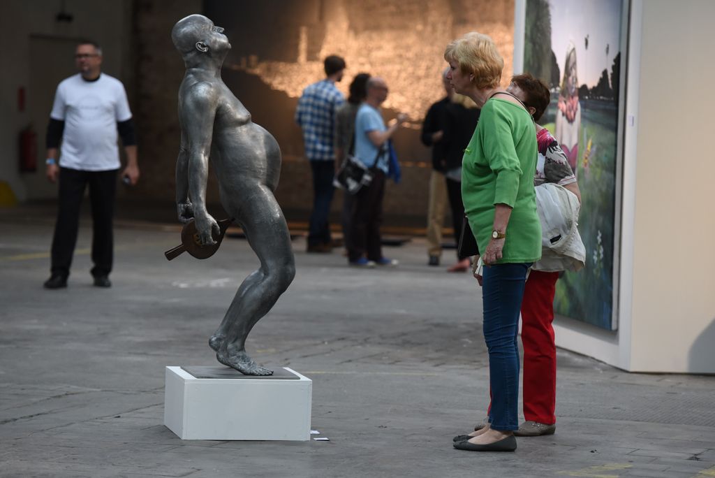 Barrierefreiheit im Kopf 2015: Besucherinnen betrachten eine Bronzeskulptur und ein Gemälde bei der Eröffnung