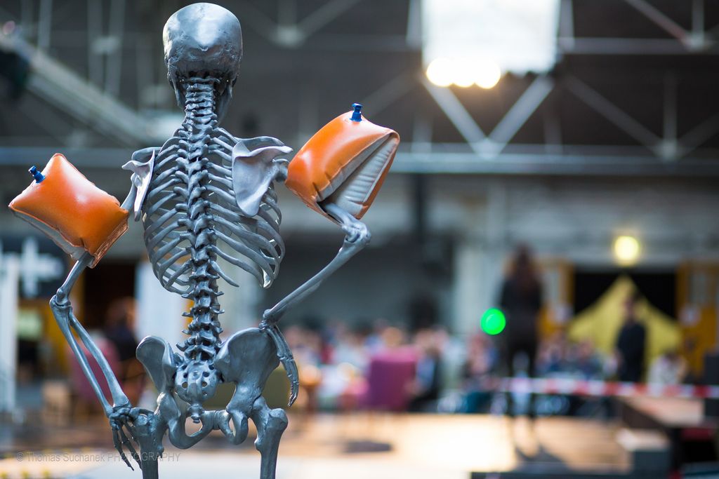Barrierefreiheit im Kopf 2015: Skulptur eines Skeletts mit Schwimmflügeln in der Festivalhalle