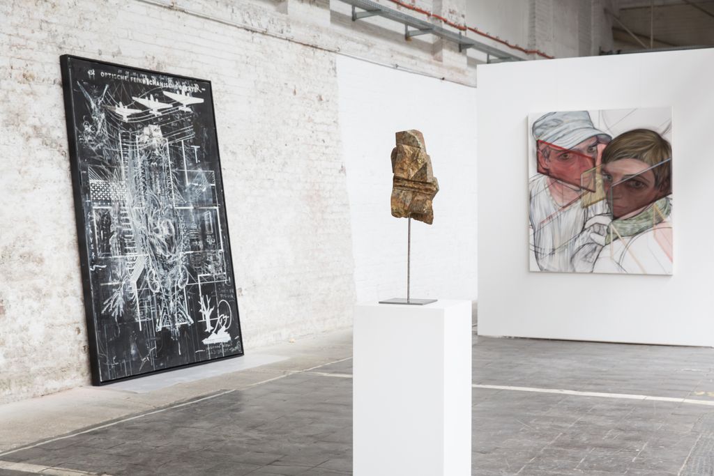 Barrierefreiheit im Kopf 2015: Ausstellungsansicht mit großer Schwarz-Weiß-Arbeit, Steinskulptur und Porträtgemälde