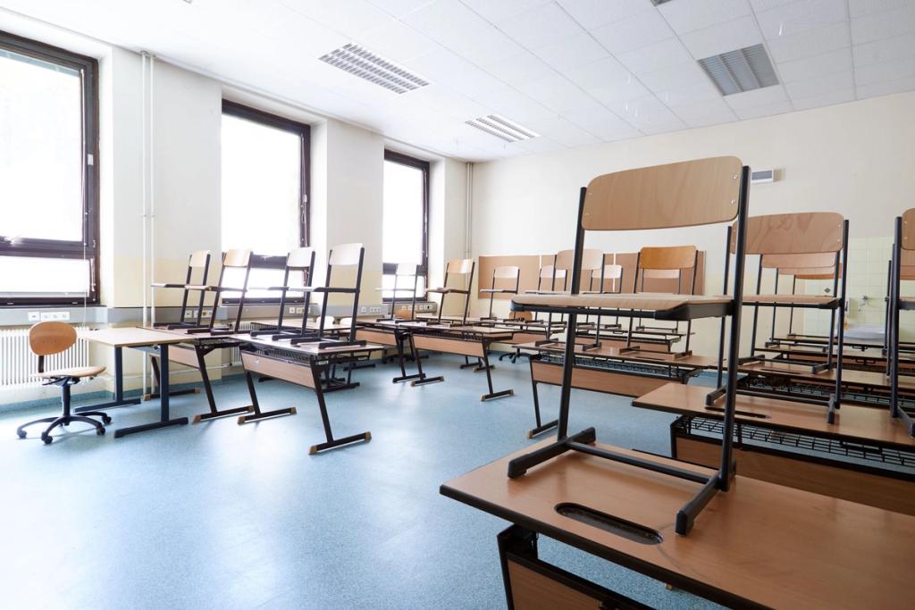 Ehemaliges Klassenzimmer mit Schulbänken