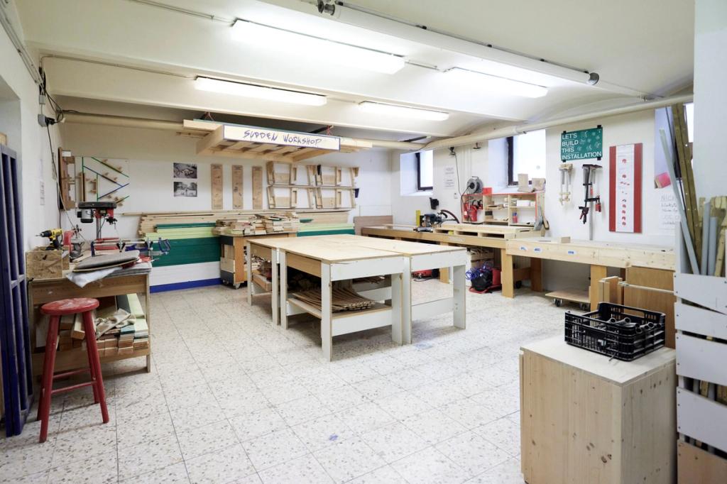 Werkstatt mit Werkbänken