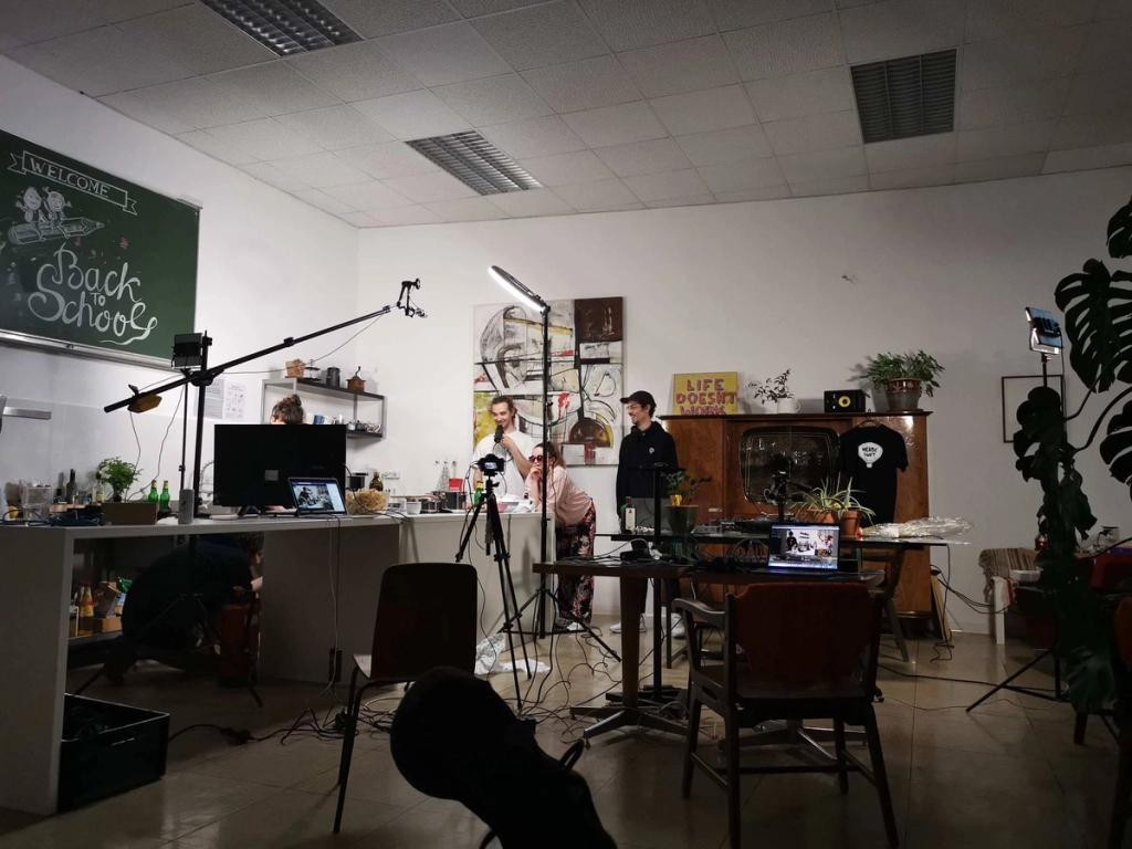 Studio mit Kamera- und Lichtausrüstung
