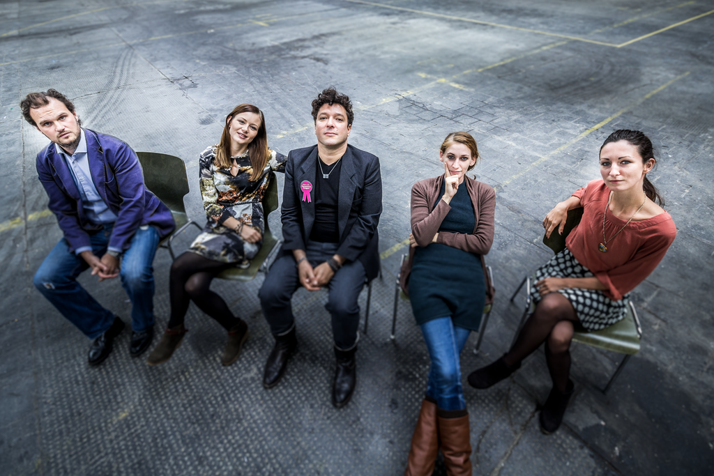 Barrierefreiheit im Kopf 2015: Das Festivalteam: fünf Personen auf Stühlen in der leeren Halle