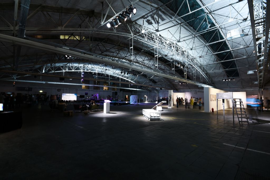 Barrierefreiheit im Kopf 2015: Die abgedunkelte Ausstellungshalle am Abend