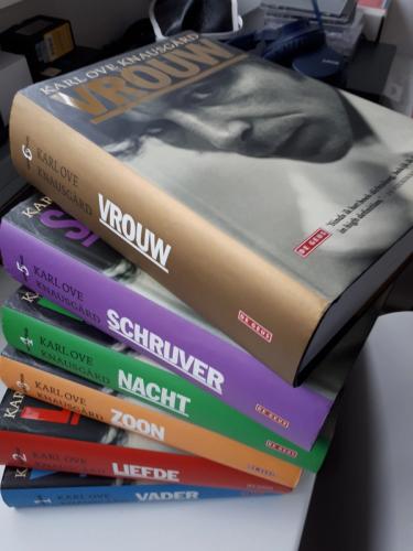 Omslag van Karl Ove Knausgård: Mijn strijd (Vader - Liefde - Zoon - Nacht - Schrijver - Vrouw)