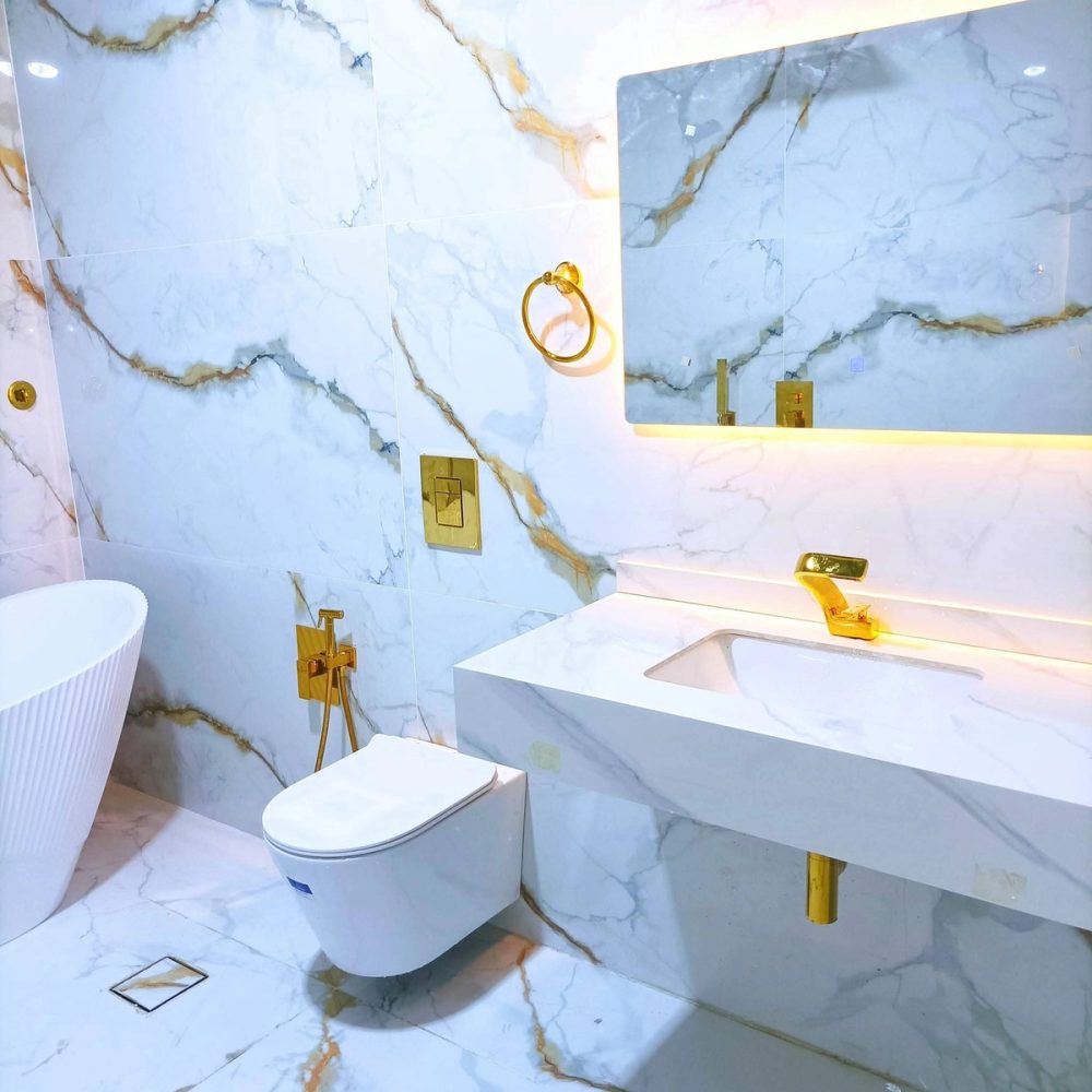 تشطيب حمام فاخر ببورسلان رخامي ذهبي في الدمام — صورة من مرحلة التنفيذ 3