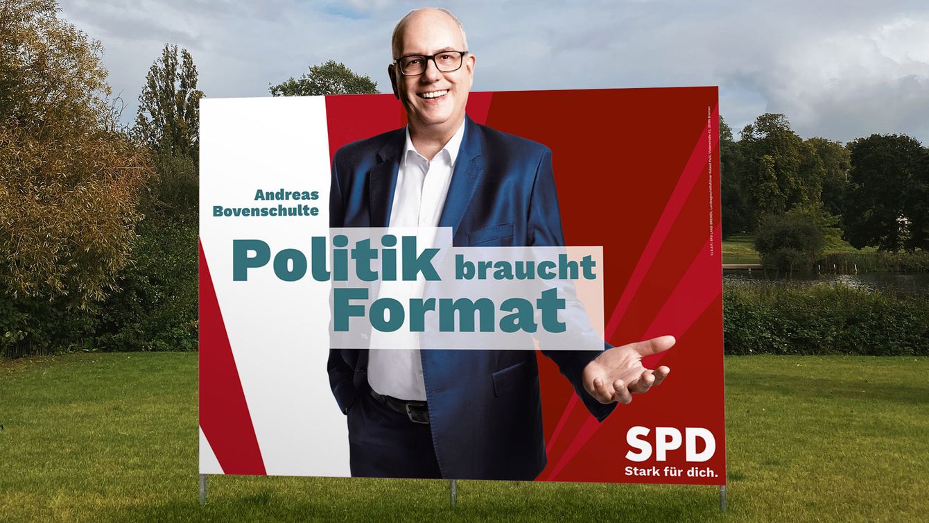 Outdoor-Großflächenplakat, das Andreas Bovenschulte in einem Anzug mit dem Slogan „Politik braucht Format“ zeigt. Sein Kopf sprengt das Format. 