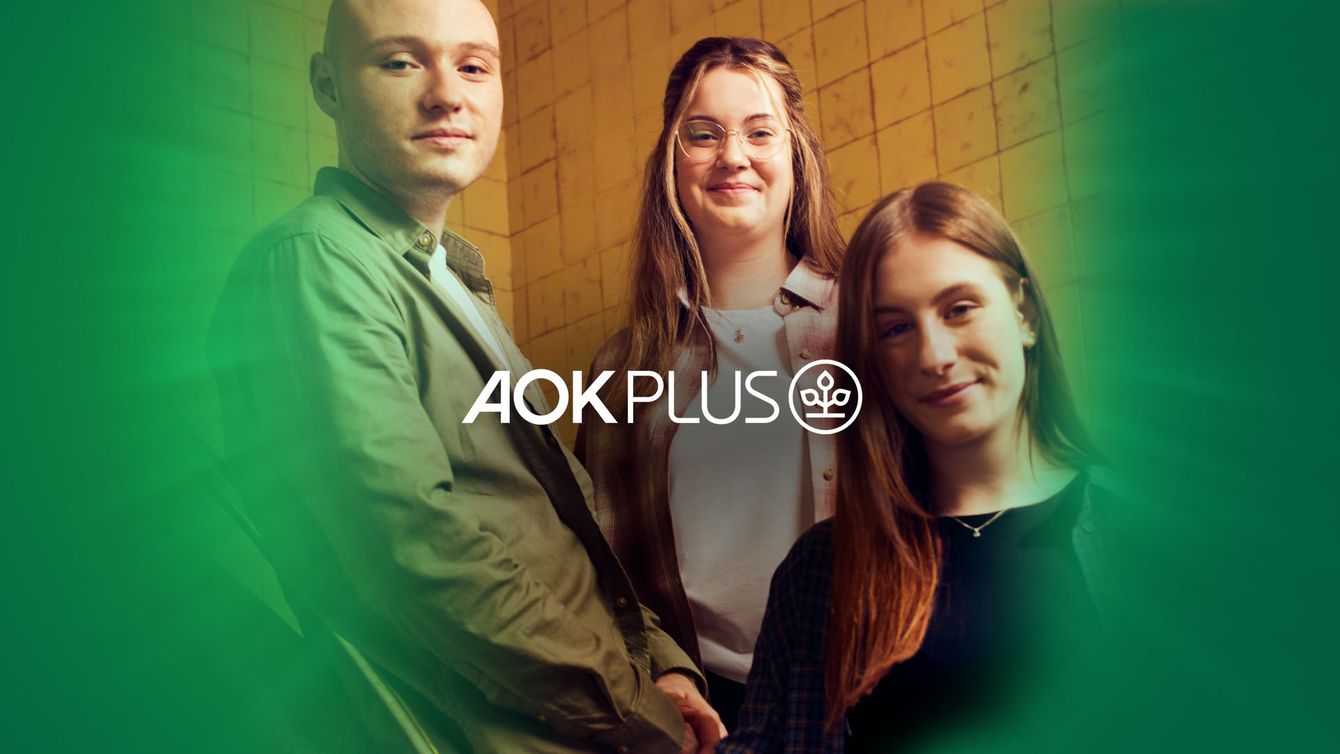Drei junge Menschen nebeneinanderstehend. 1 Mann gefolgt von 2 Frauen. Logo der AOK PLUS mittig vom Bild platziert.