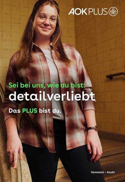 Eine junge lächelnde Frau. Headline: Sei bei uns wie du bist: detailverliebt; Ob als Azubi oder Dualer Student – das PLUS bist du.