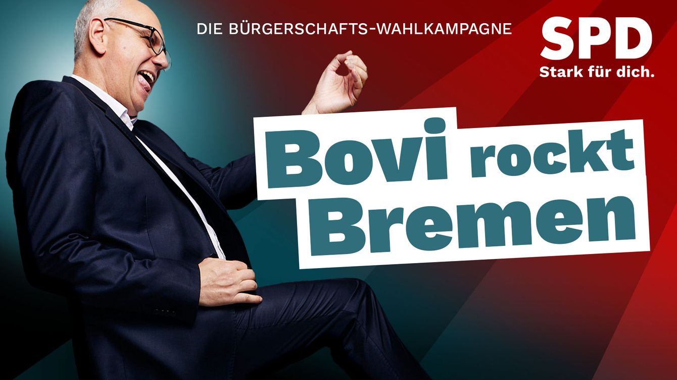 Lachender Andreas Bovenschulte im Anzug spielt die Luftgitarre vor einem farbigen, dynamischen Hintergrund mit SPD Logo.