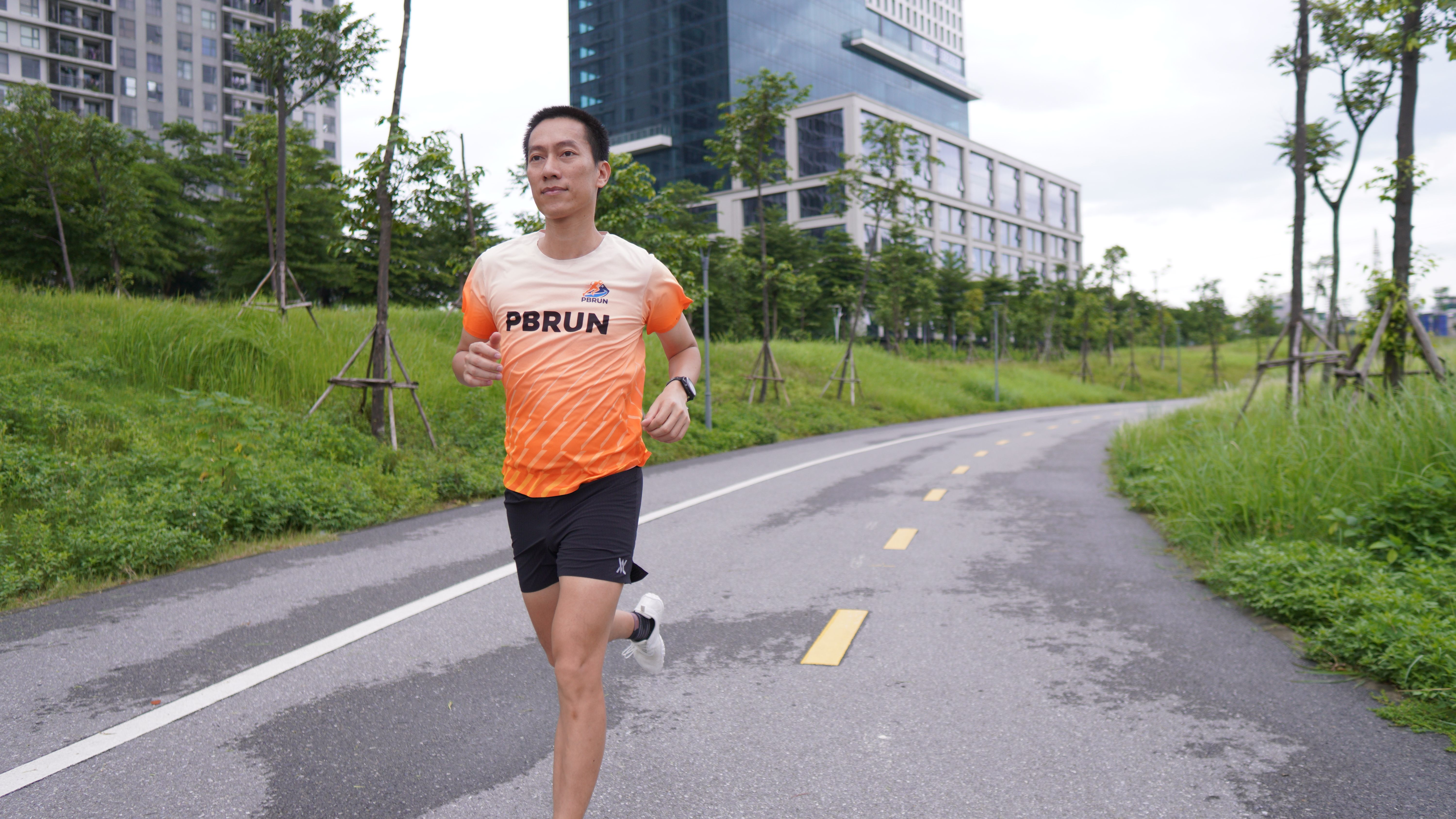 Pace là gì? Cách tính pace & bảng quy đổi pace sang km/h chuẩn 2026