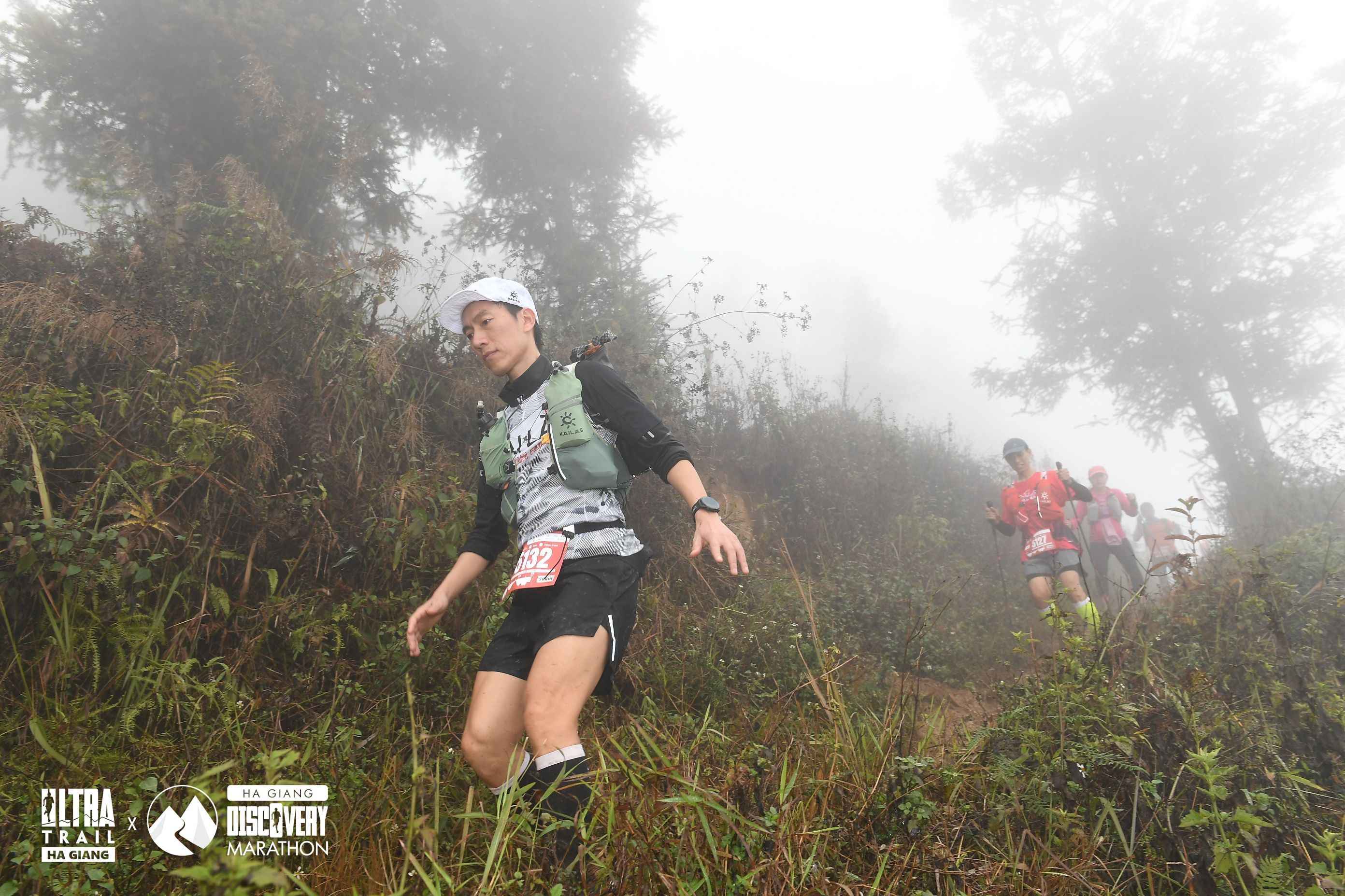 Runner xuống sườn dốc sương mù — tư thế thân người đổ nhẹ về trước