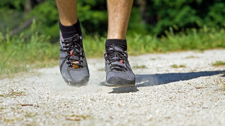 Không nên chọn giày chạy trail quá nặng