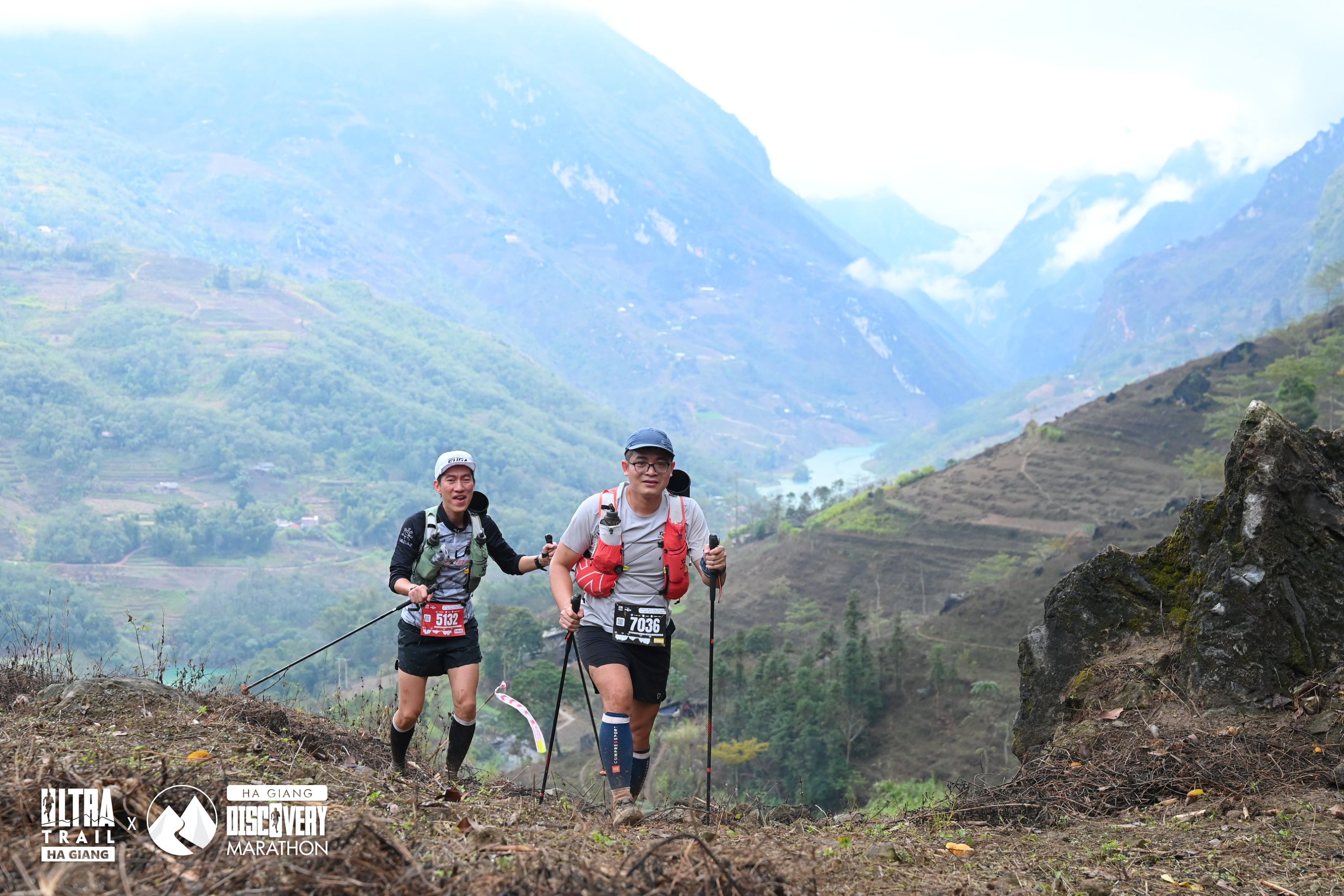 Hai runner power hiking leo dốc với gậy — khi đi bộ nhanh hơn chạy chậm