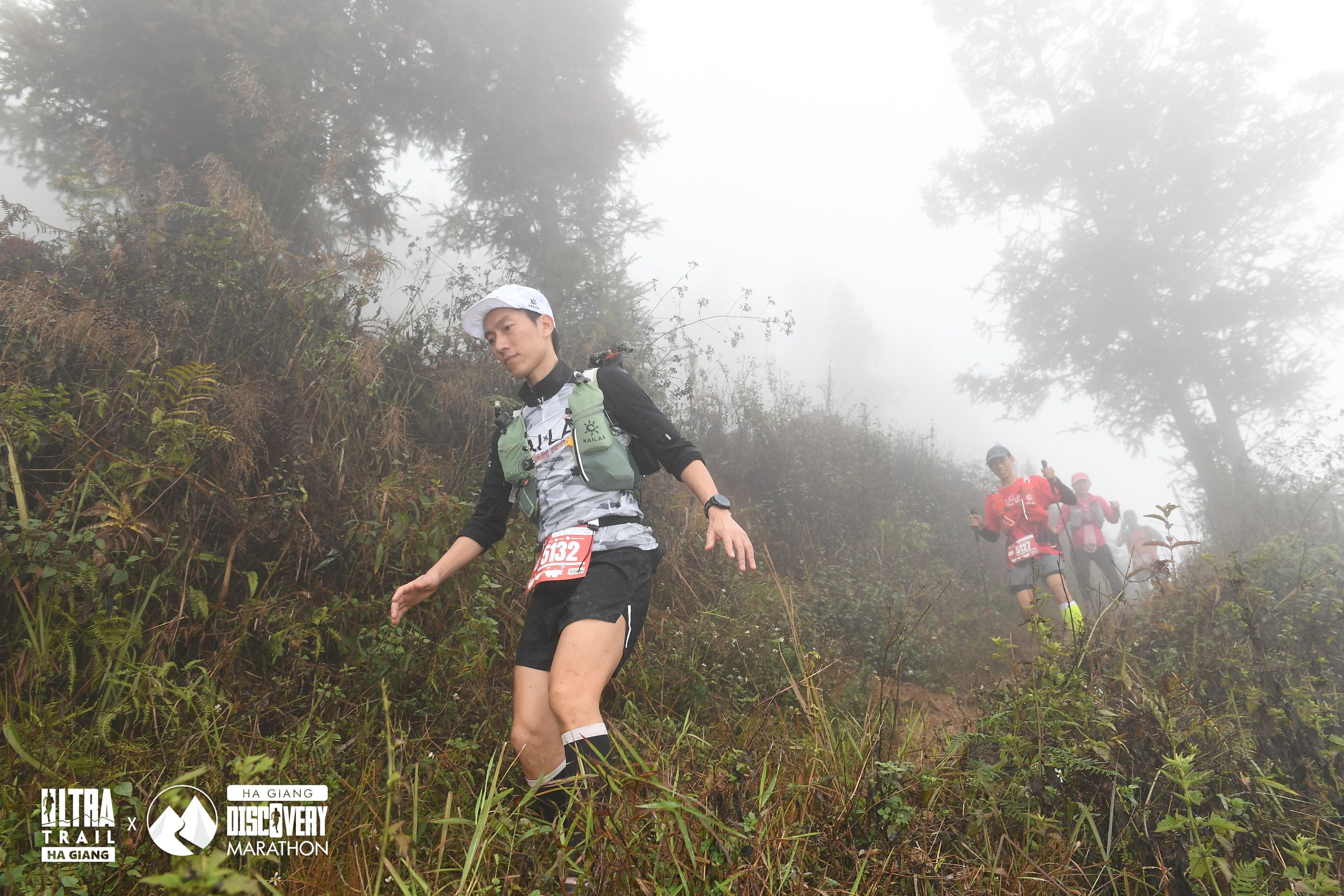 Kỹ Thuật Xuống Dốc Chạy Trail: Hết Đau Gối, Kiểm Soát Tốc Độ Hoàn Toàn