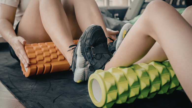Dùng foam roller trước khi khởi động hoặc sau khi chạy đều tốt