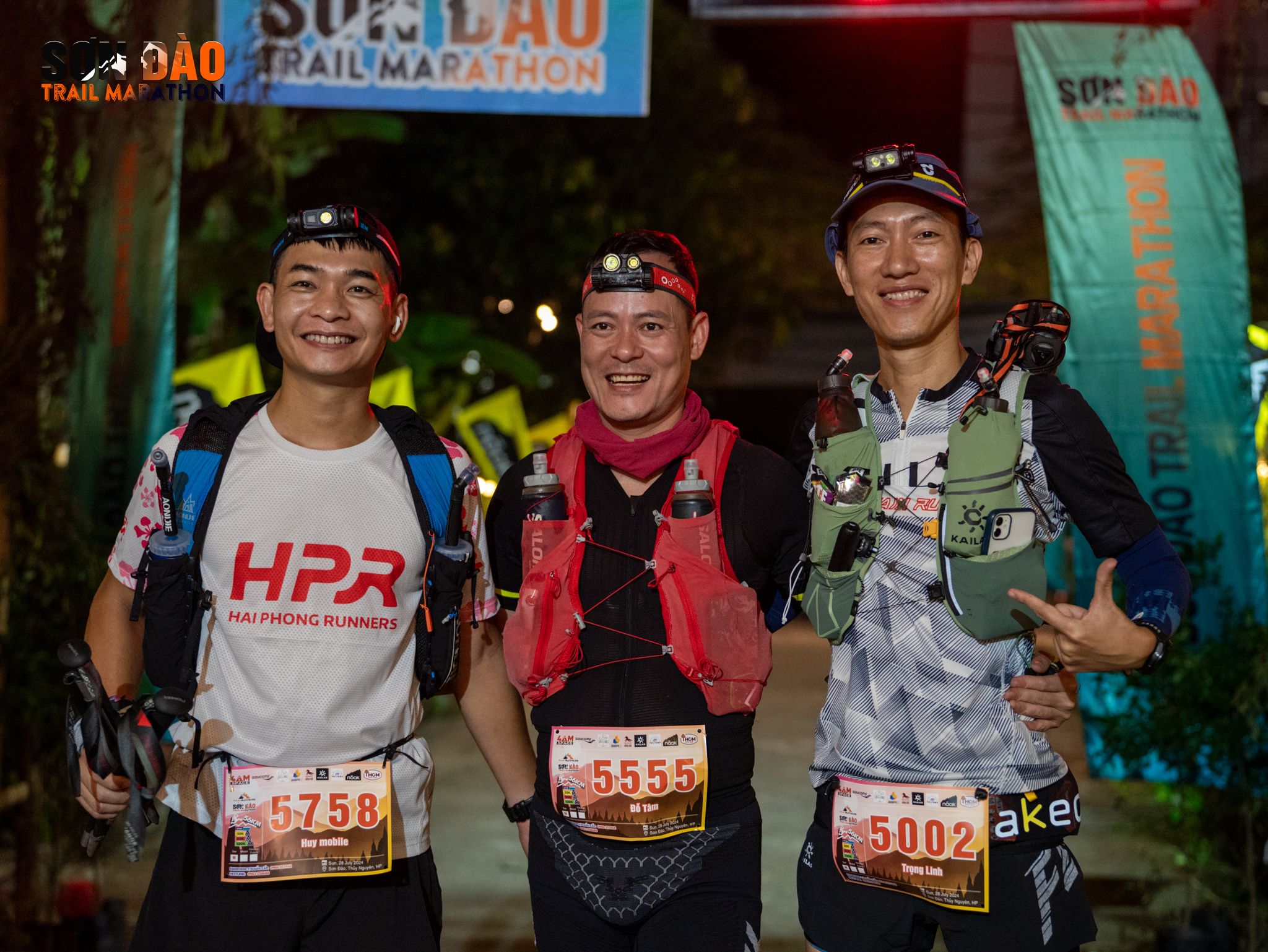 Nhóm nhỏ start đêm Son Dao — chạy trail đêm luôn có bạn đồng hành