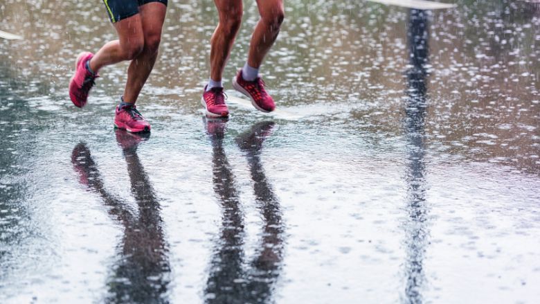 Chạy Bộ Trời Mưa Có Tốt Không? 6 Lưu Ý Quan Trọng Cho Runner