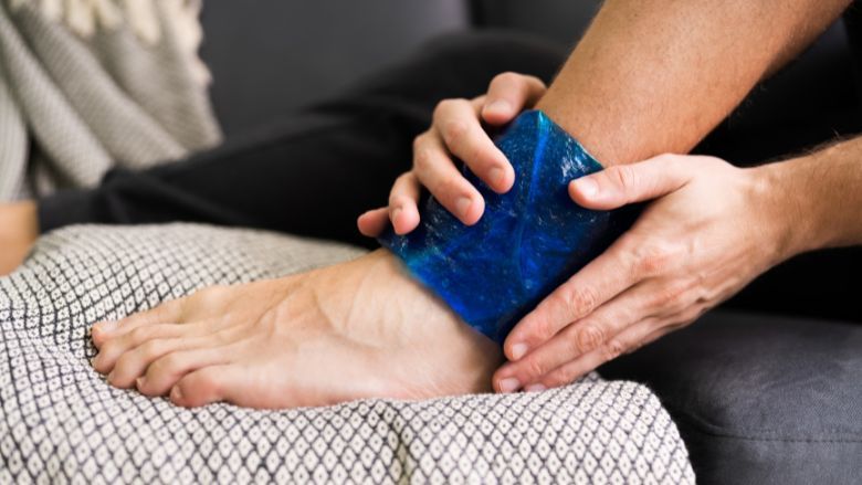 Lạm dụng chườm đá lạnh làm chậm quá trình phục hồi