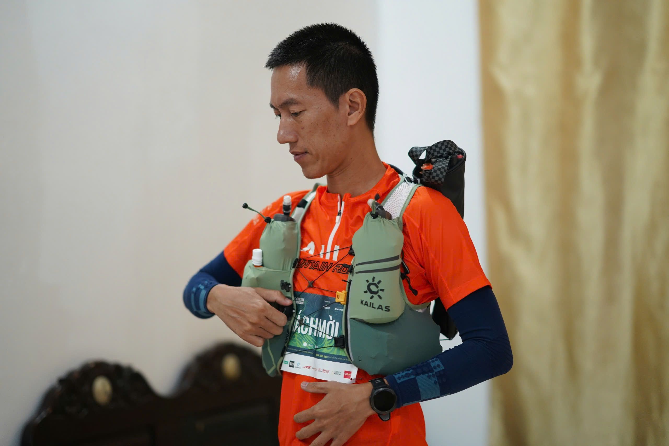 Vest Kailas kiểm tra trang bị — gear checklist bắt buộc trước race day