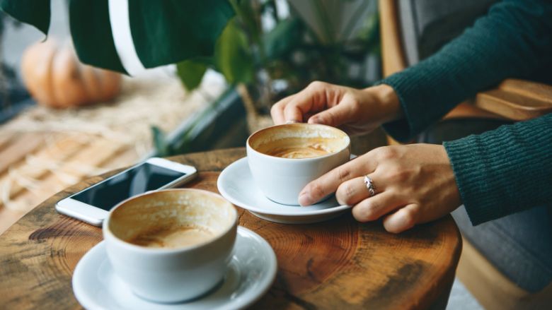 uống cà phê trước khi chạy