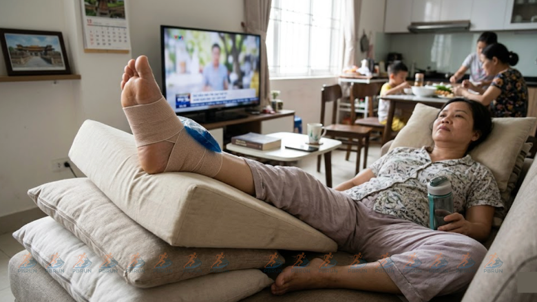 Nằm kê chân cao hơn tim thuộc phương pháp PEACE LOVE xử lý bong gân cổ chân