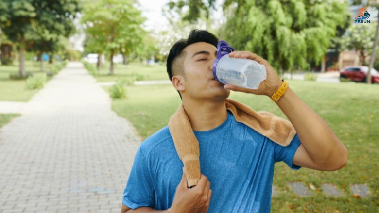 Runer cần bù nước và điện giải khi chạy bộ