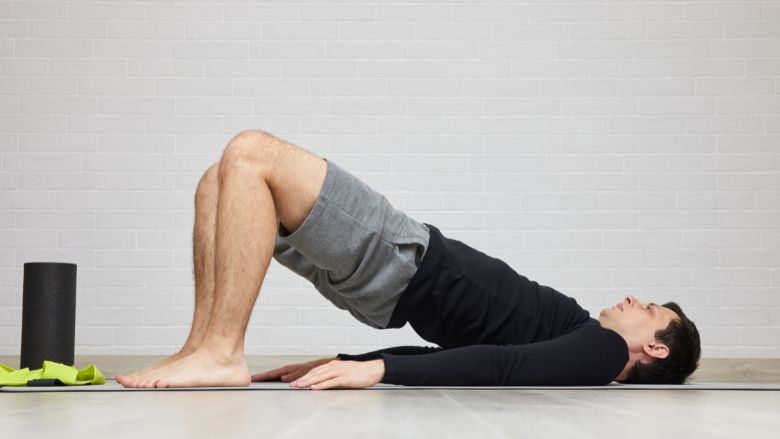 Glute Bridege là bài tập cơ mông và hông cho runner đơn giản không dụng cụ