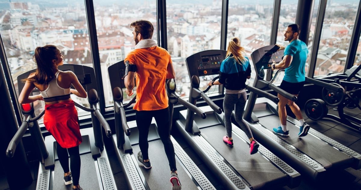 Chạy bộ trên máy khác gì ngoài trời? Tại sao runner dễ chấn thương khi chạy máy?