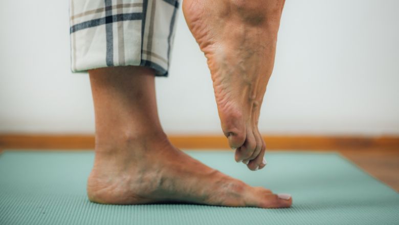 Single-Leg Balance là bài tập bắp chân và cổ chân hiệu quả