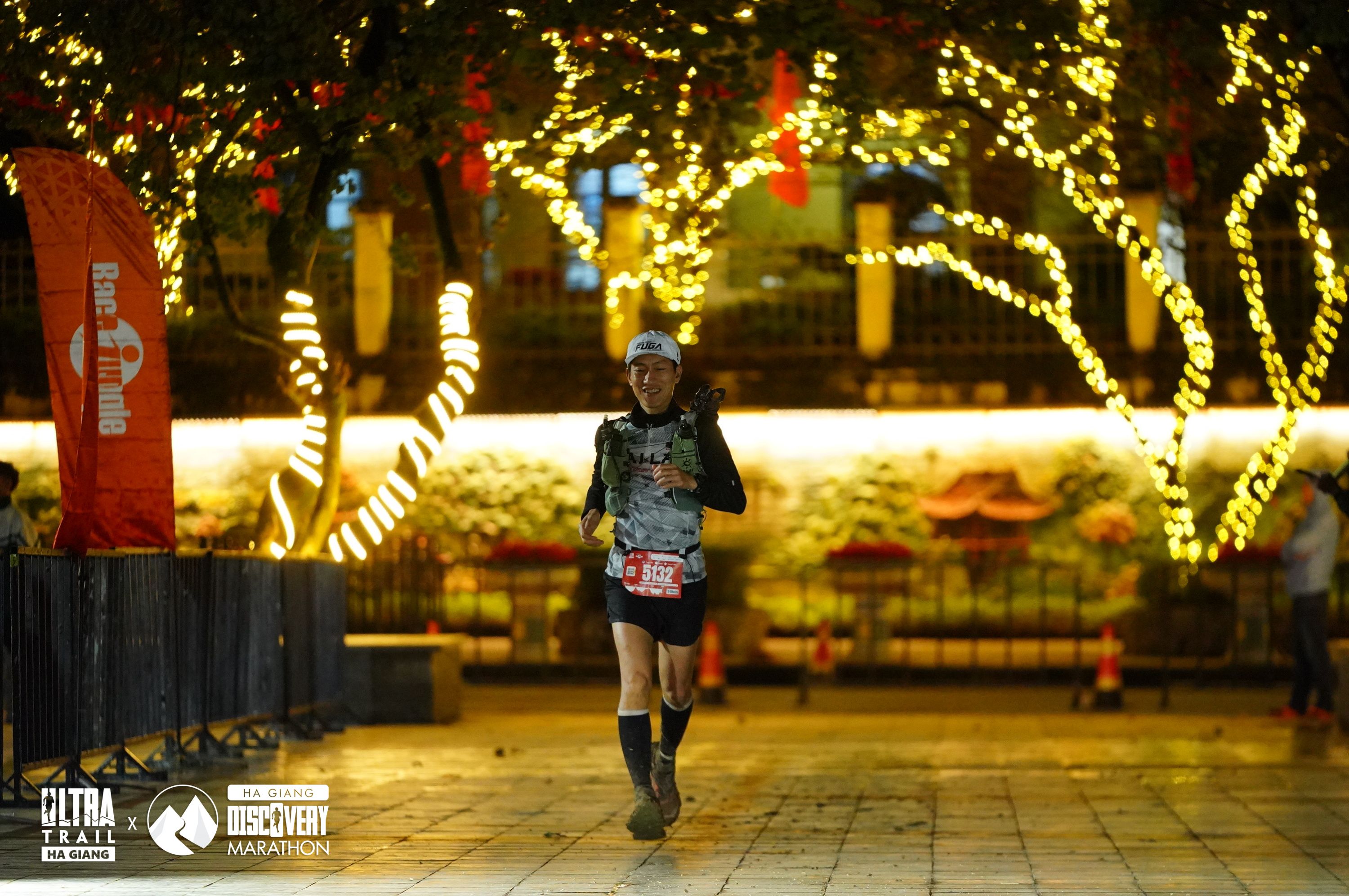 Runner chạy đêm khu phố đèn Hà Giang — làm quen tầm nhìn ban đêm