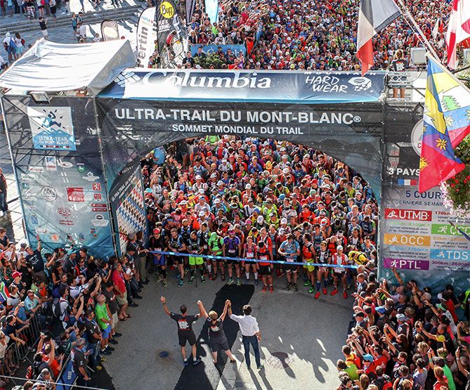 Vạch xuất phát UTMB tại quảng trường Chamonix, biển người trước cổng Ultra-Trail du Mont-Blanc