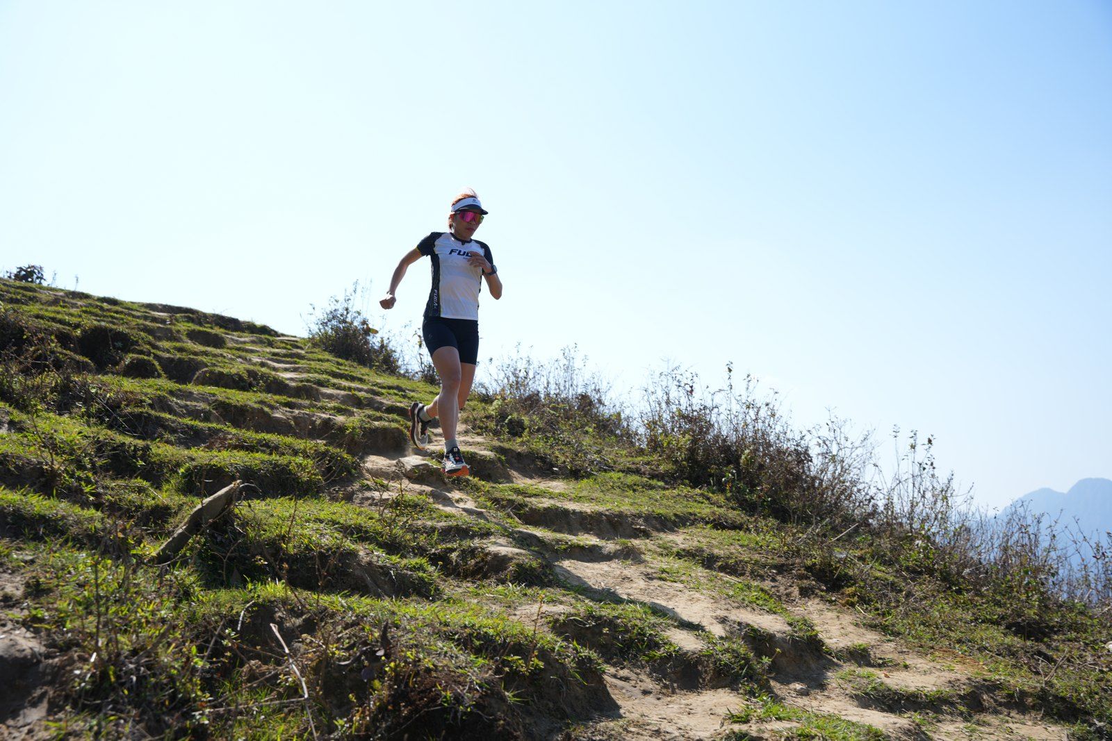 Hà Thị Hậu chạy lên dốc trên cung đường trail vùng cao Việt Nam