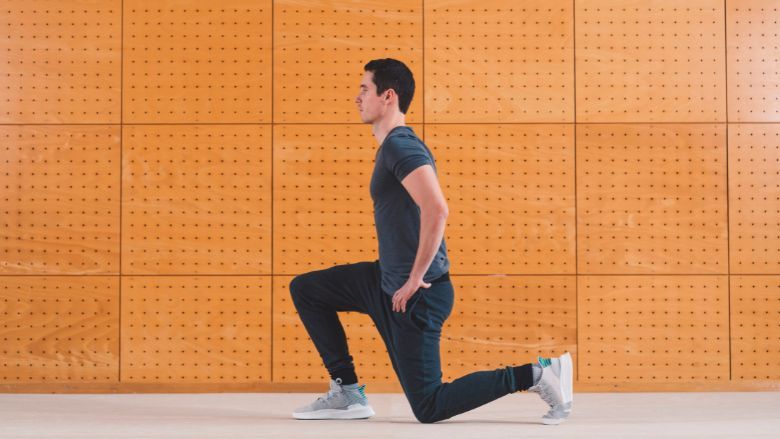 Bài tập Forward Lunge để tập cơ mông và hông cho runner