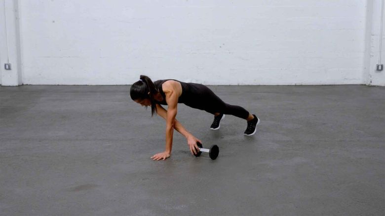 Bài tập core cho runner Dumbbell Pull Through Plank