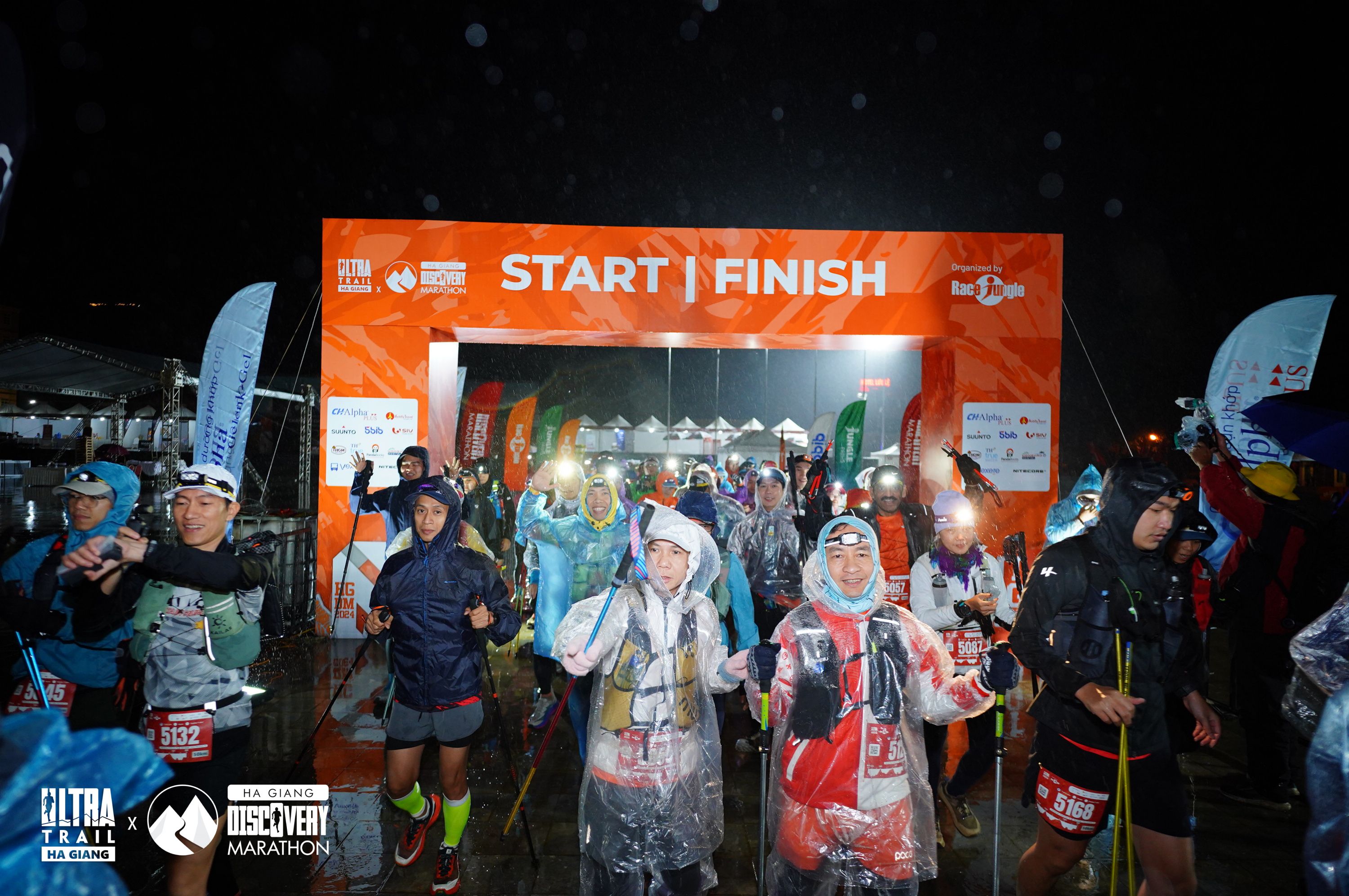 Runner áo mưa poncho đêm Hà Giang — sẵn sàng cho điều kiện khắc nghiệt