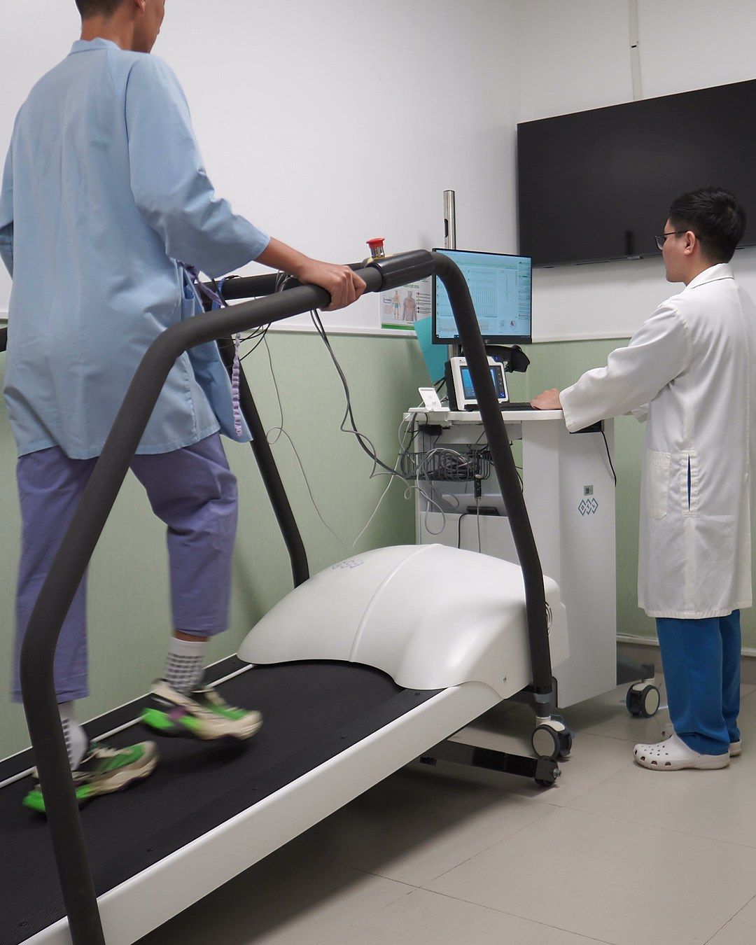 Chạy trên máy trong bài đo gắng sức: máy hiện MET, màn hình điện tim hiện phản ứng của cơ thể