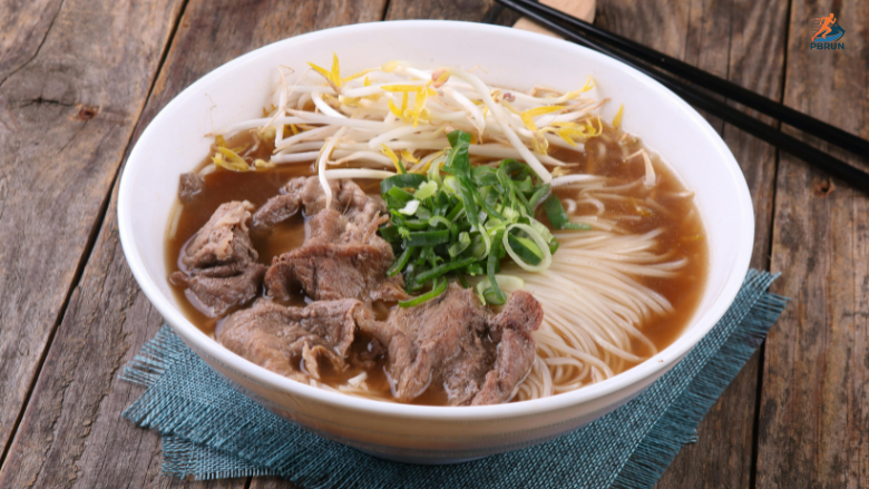 Phở bò là món ăn phù hợp để nạp dinh dưỡng phục hồi sau chạy bộ